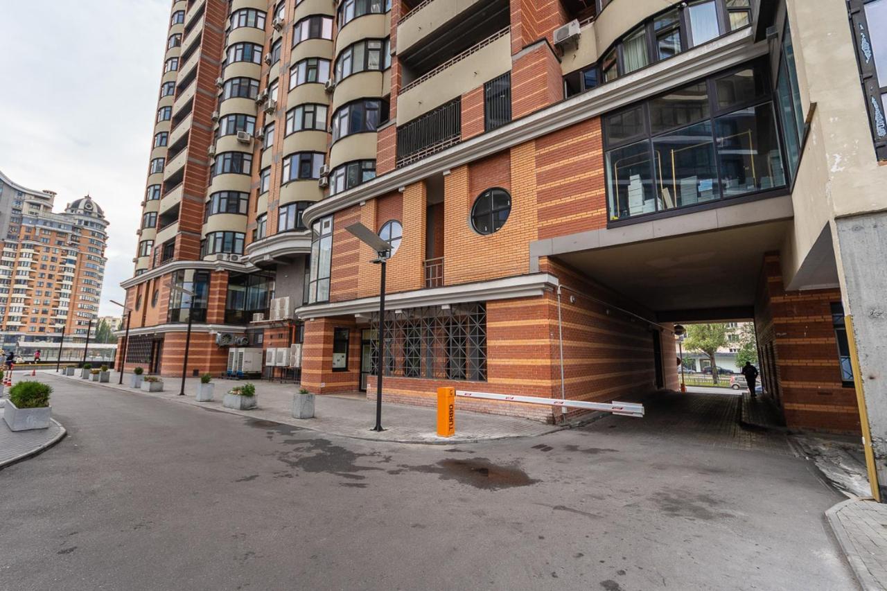New Building Near Arena City Lesi Ukrainky 7A Kiev Esterno foto