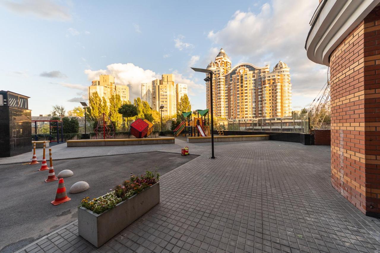 New Building Near Arena City Lesi Ukrainky 7A Kiev Esterno foto